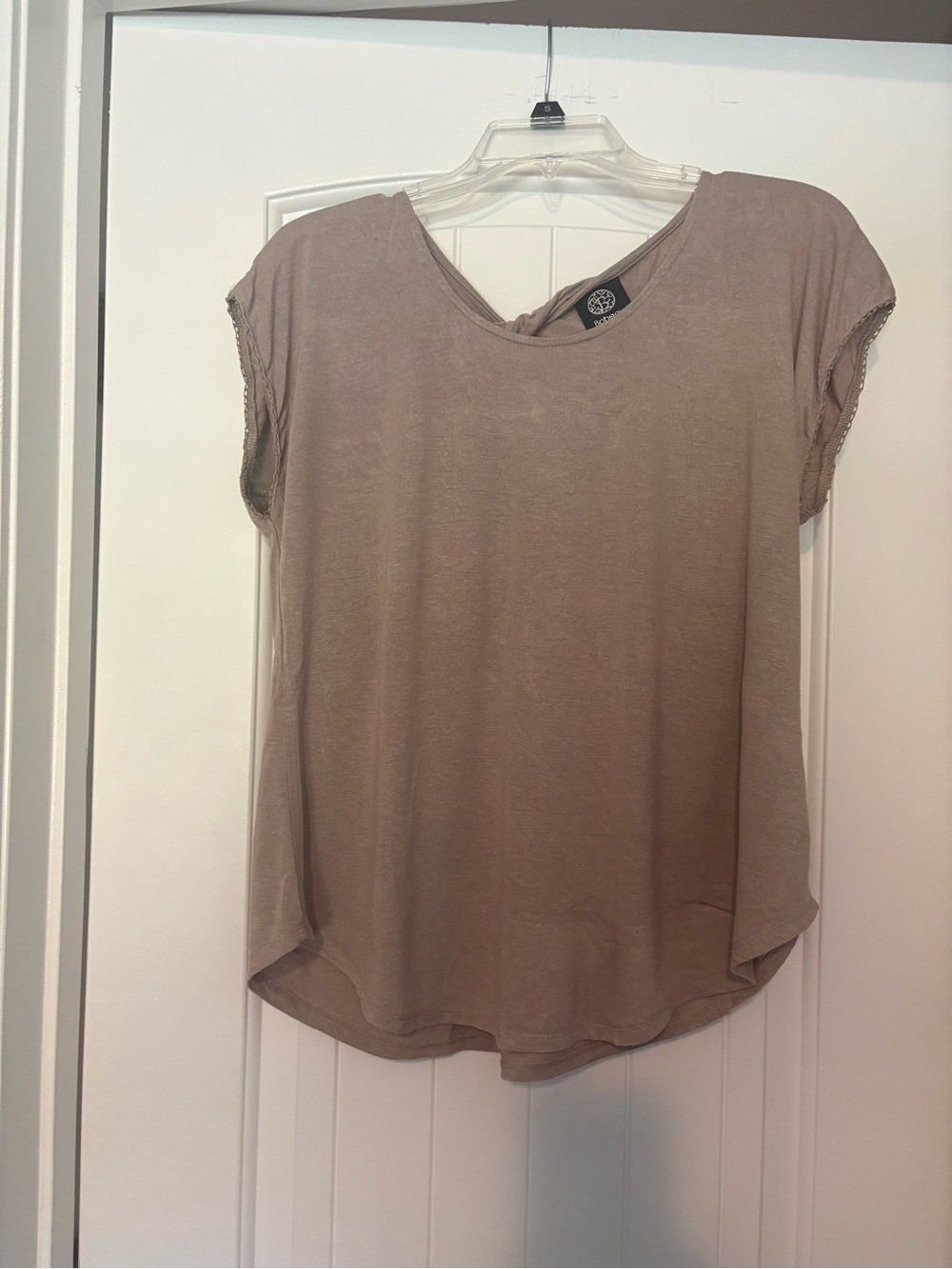 bobeau Taupe Short-Sleeve Scoop Neck Tee